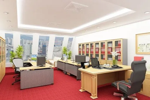 Người đàn ông ngồi làm việc với lưng tựa vào kệ sách vững chắc hợp phong thủy