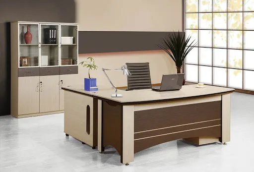 Bàn làm việc màu nâu gỗ phù hợp cho người mệnh Hỏa hoặc mệnh Mộc
