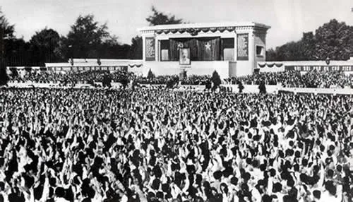 Hình ảnh Lễ Quốc tang Chủ tịch Hồ Chí Minh tại Quảng trường Ba Đình, Hà Nội năm 1969, thể hiện sự tiếc thương của toàn dân tộc