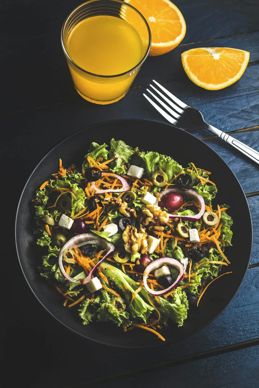 Minh họa đĩa thức ăn theo chế độ Eat Clean với rau củ quả tươi và thịt nạc