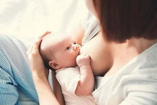 Thay đổi nhiều tư thế cho con bú giúp thông tia sữa hiệu quả