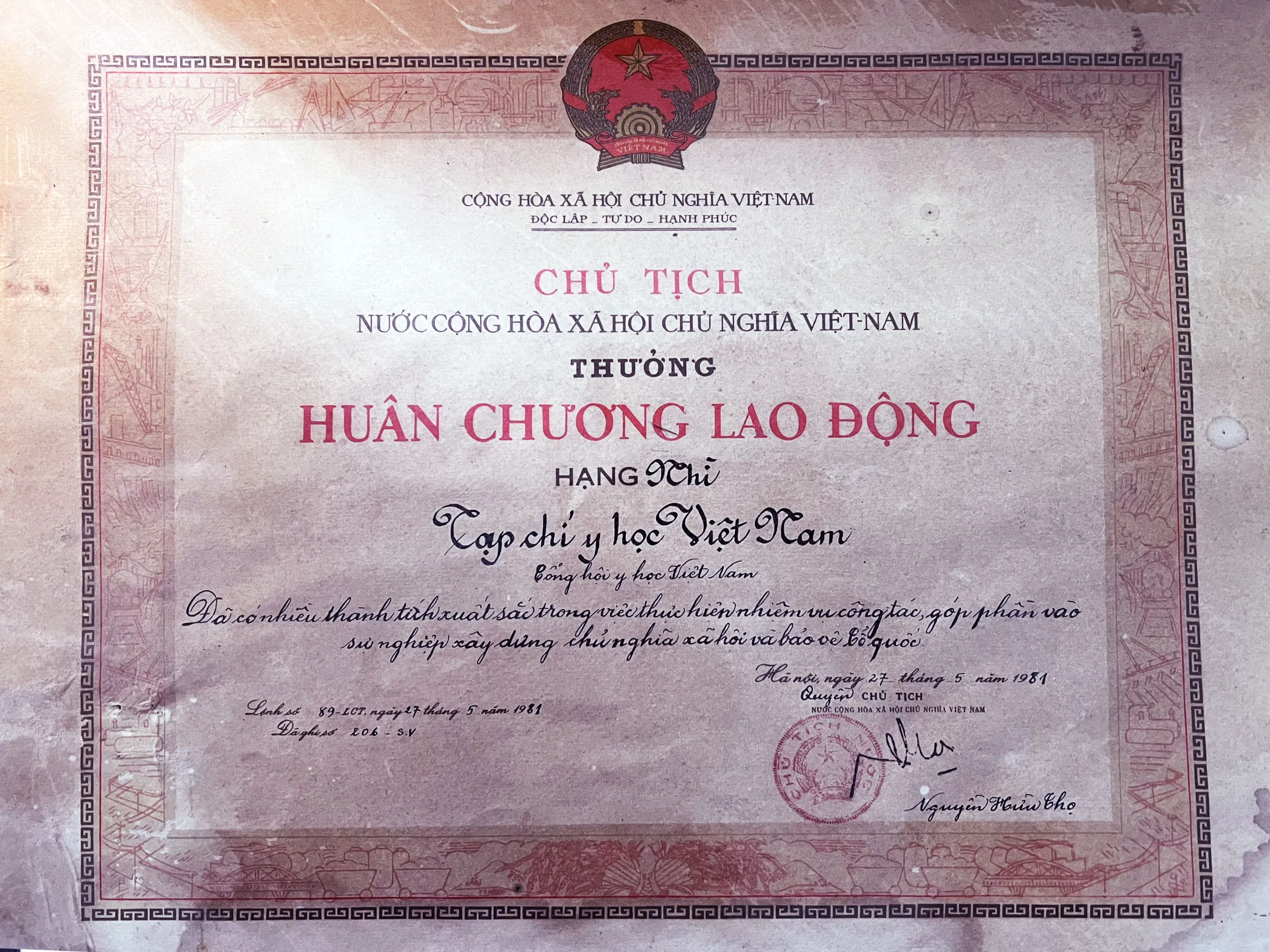 Huân chương Lao động Hạng Nhì của Tạp chí Y học Việt Nam, biểu tượng uy tín của Tổng hội Y học Việt Nam trong lĩnh vực y học.