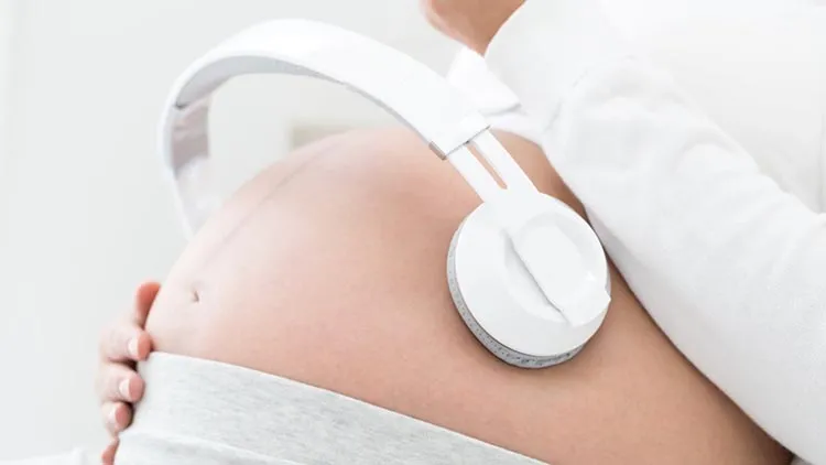 Nghe nhạc và trò chuyện là phương pháp thai giáo thính giác kiểu Nhật
