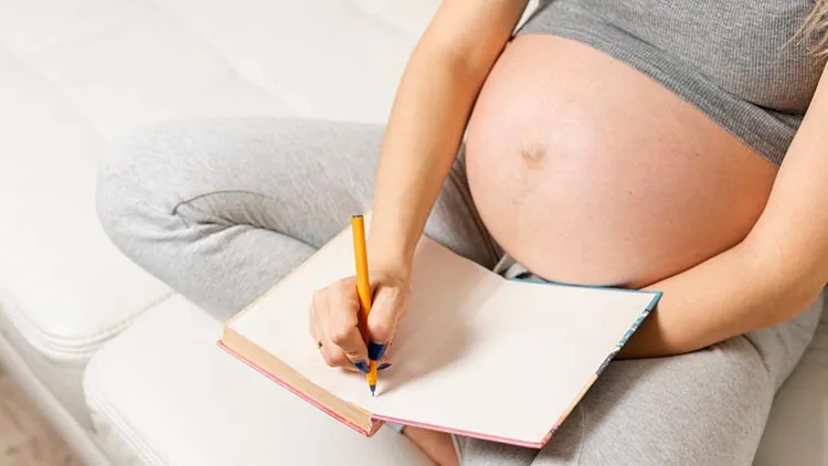 Ba mẹ trò chuyện cùng thai nhi theo phương pháp thai giáo Nhật