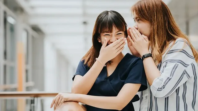 Tránh lỗi giao tiếp thì thầm nơi công sở - bài học từ sách kỹ năng