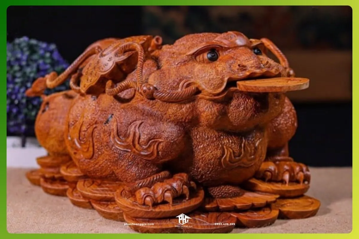 Tượng Thiềm Thừ ngậm tiền vàng mang lại may mắn tài chính cho tuổi Canh Ngọ