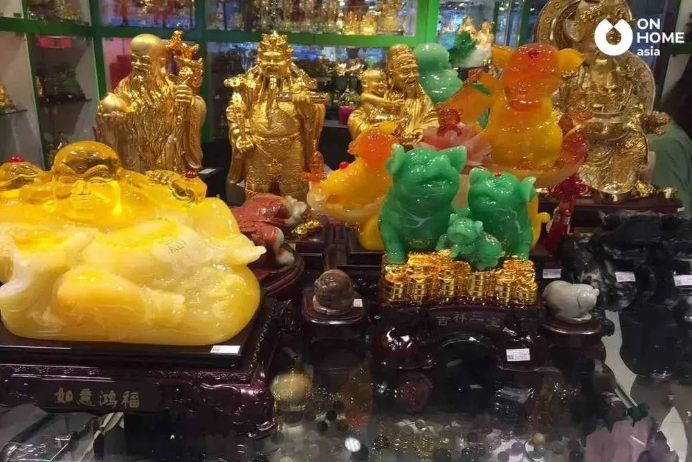 Rất nhiều vật phẩm phong thủy được bày bán vô cùng đa dạng, phong phú