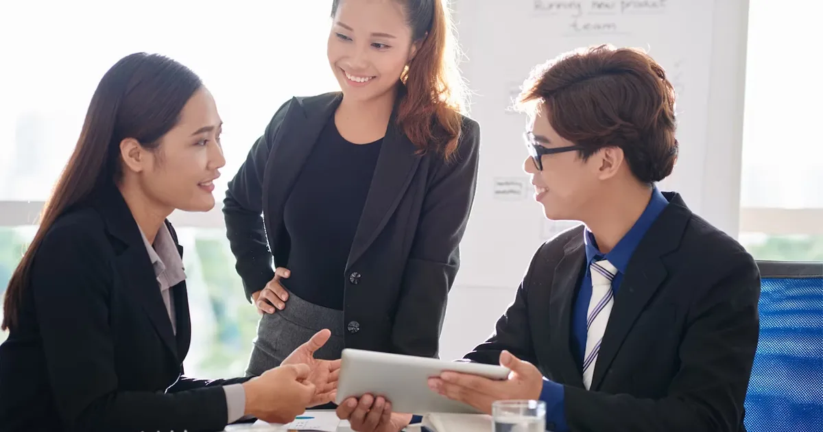 Kỹ năng làm việc nhóm hiệu quả là một phần quan trọng trong công thức thành công của người bán hàng xuất sắc được đề cập trong sách Top Sales PDF