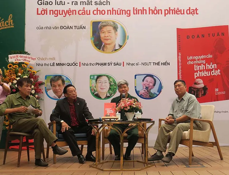 Nhà văn Đoàn Tuấn (thứ hai từ phải) trong buổi ra mắt sách Lời nguyền cầu cho những linh hồn phiêu dạt PDF, tác phẩm về chiến trường Campuchia