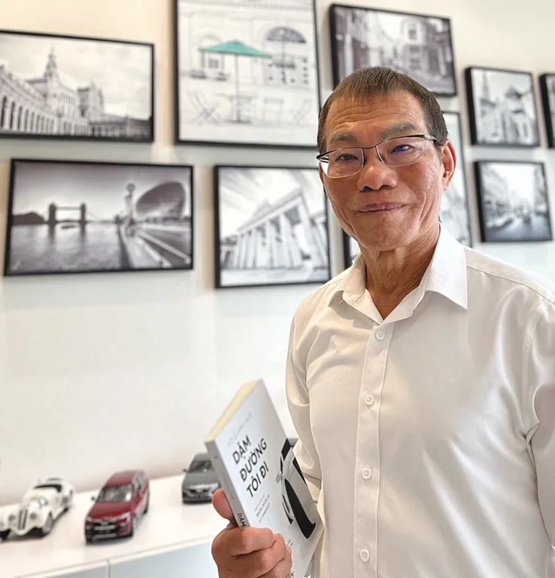Ông Võ Quang Huệ cùng cuốn hồi ký Dặm đường tôi đi - Hành trình từ BMW, Bosch đến VinFast (PDF) vừa ra mắt