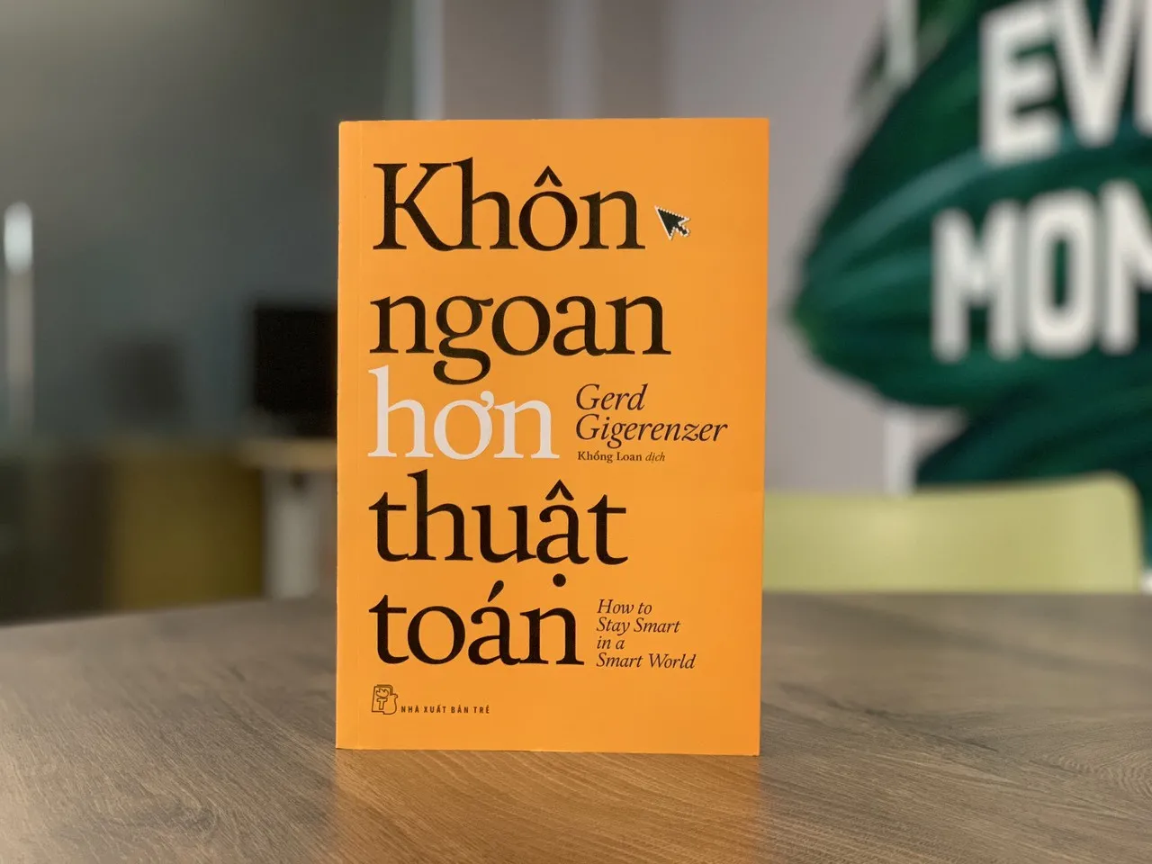 Cuốn sách "Khôn ngoan hơn thuật toán" của Gerd Gigerenzer được trưng bày