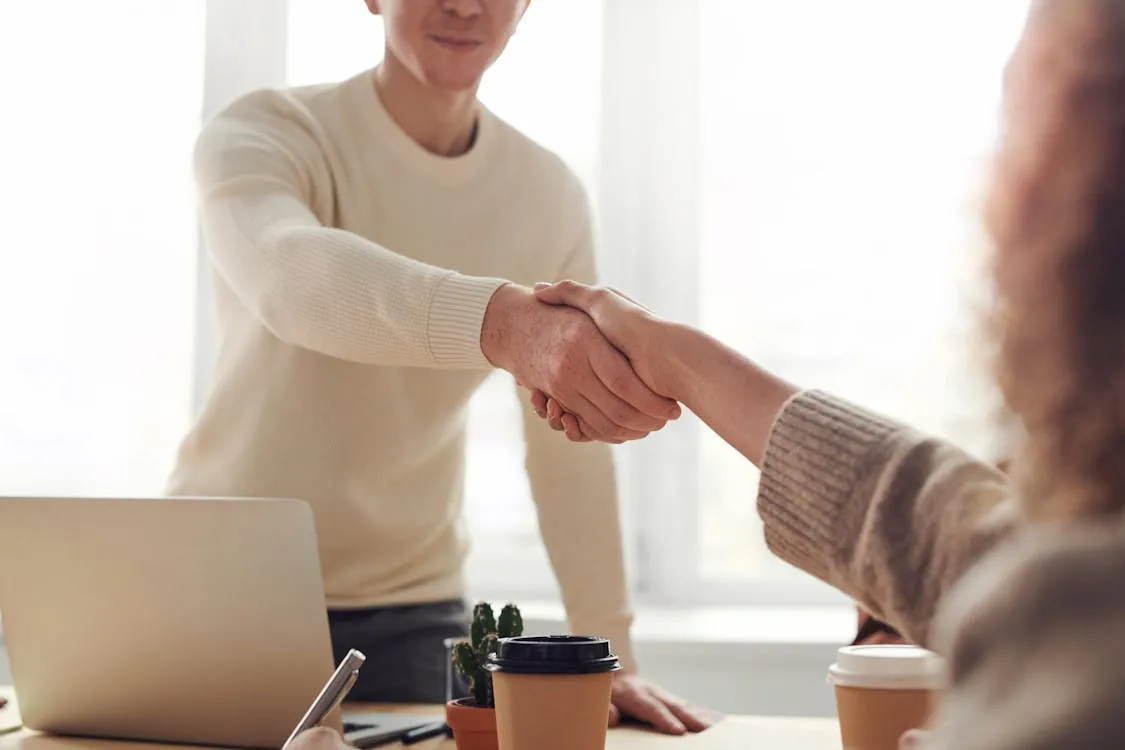 Học viên đang trao đổi tiếng Anh trong một cuộc họp kinh doanh