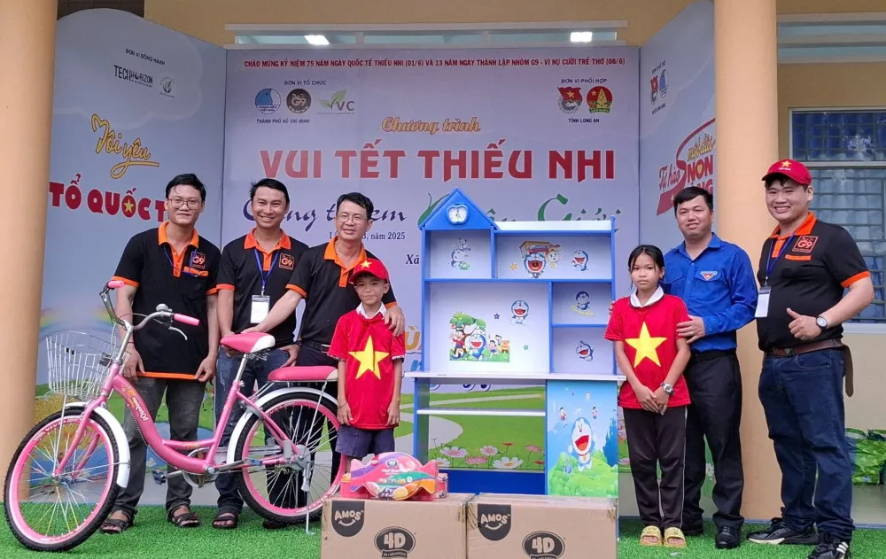 Hoạt động trao tặng xe đạp và góc học tập cho học sinh khó khăn, thể hiện tinh thần sẻ chia được lan tỏa từ những trang sách của Tổ tuổi thơ và nụ cười (PDF).